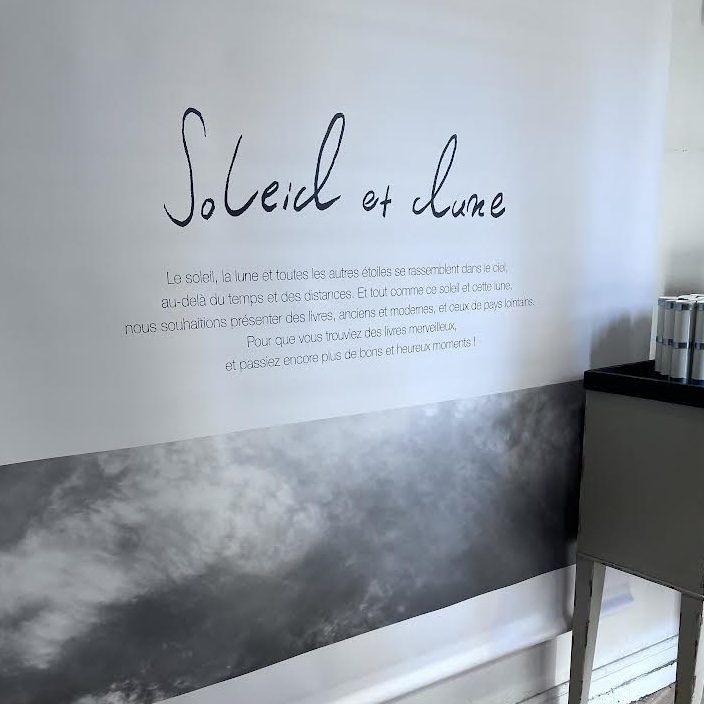 Soleil et Lune のお店の店内の写真。Soleil et Lune のロゴが書かれたバナーの写真が写っています。
