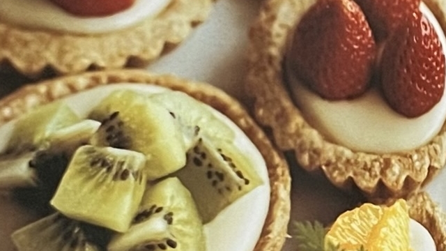 『かんたんお菓子』の表紙の写真の一部です。イチゴやキウイ、ミカンが載ったタルトの写真です。