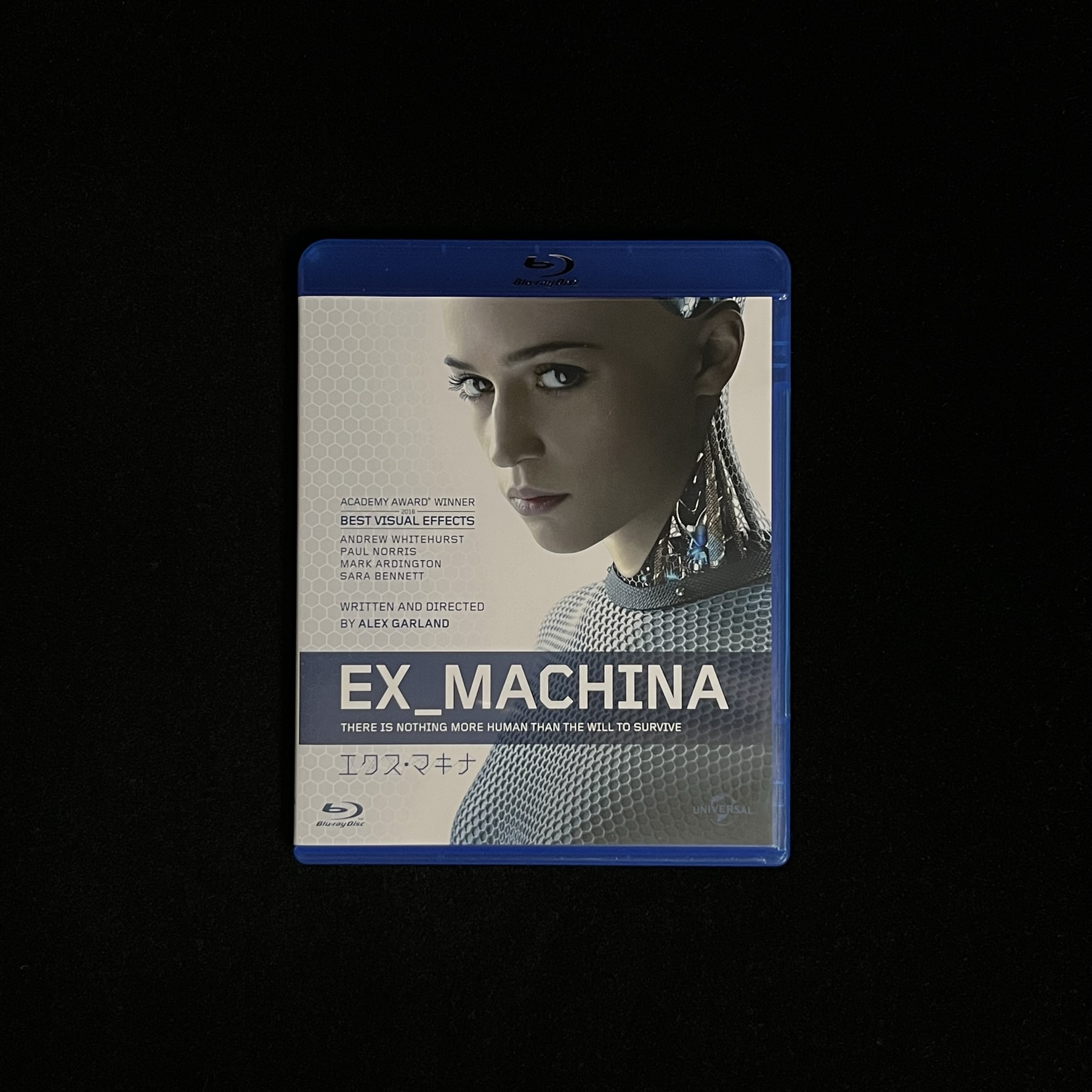 『エクス・マキナ』のDVDのジャケットの写真。アンドロイドのエヴァの写真が載っています。