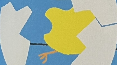 『ひよこ』の絵本のページのイラストです。割れた卵の中にひよこが見えます。