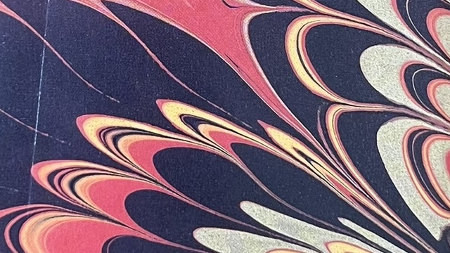 『千羽鶴』の本の表紙です。蝶々の翅の模様です。