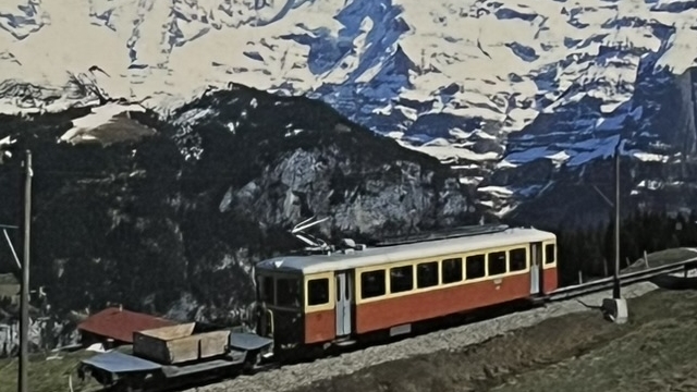『アルプス・チロルの鉄道』の本の表紙の写真です。山岳鉄道の写真が載っています。