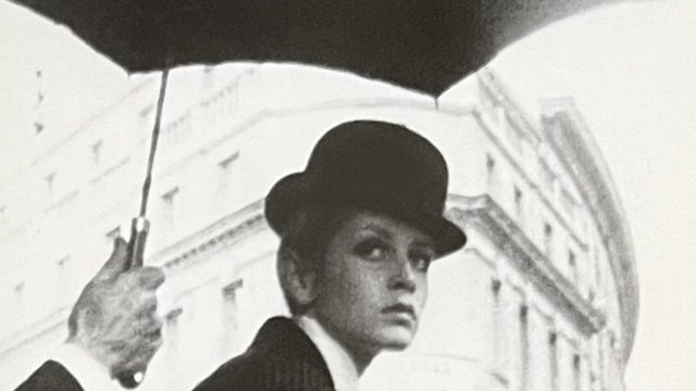 『TWIGGY』の写真集のページの写真です。TWIGGYが車に乗りこむ写真が載っています。