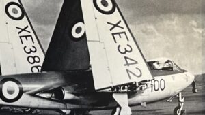 『SCHWINGEN』の写真集のページの写真です。戦闘機の写真が写っています。