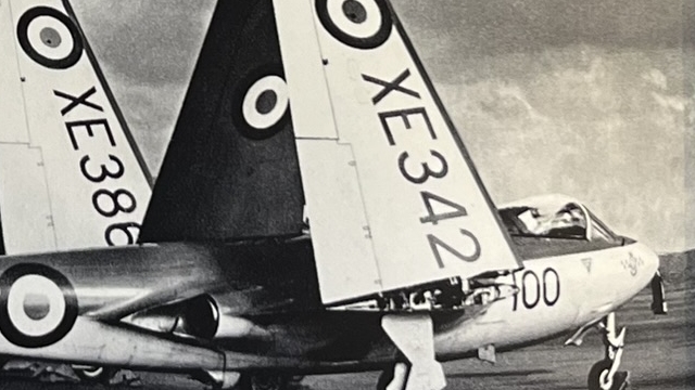 『SCHWINGEN』の写真集のページの写真です。戦闘機の写真が写っています。