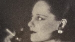 『LES FEMMES AUX CIGARETTES』の本のページの写真です。女性が煙草を吸っている写真が載っています。