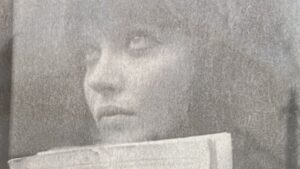 『ゴダールの神話』の本の表紙の写真です。アンナ・カリーナが本を持って見上げている写真が載っています。