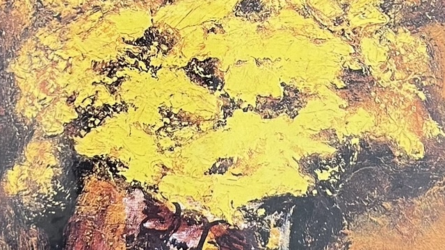 『黄色い手帖』の本の表紙です。黄色いお花と花瓶が描かれています。