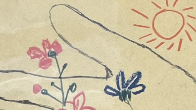 『HITEN SZERINT』の絵本の表紙のイラストです。手の中のお花と太陽が描かれています。