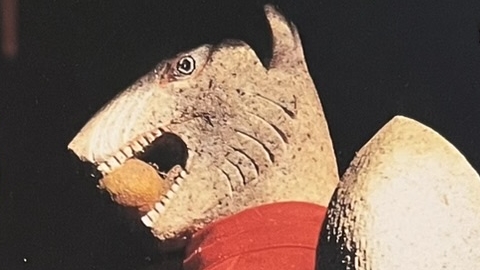 『京都・異界を訪ねて』の本の表紙です。キツネが玉をくわえている写真が載っています。