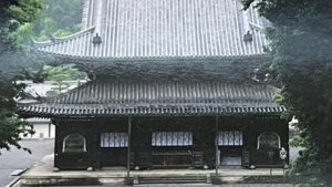 『泉涌寺』の本の表紙です。仏殿の写真が載っています。