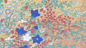 『源氏物語』の本の表紙です。たくさんのお花が描かれています。