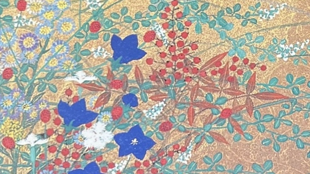 『源氏物語』の本の表紙です。たくさんのお花が描かれています。