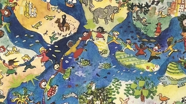 『ちきゅうはみんなのいえ』の絵本の表紙の絵です。地球の上で動物も人間も手をつなぎ仲良く楽しんでいるいるイラストが描かれています。