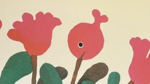 『きんぎょがにげた』の絵本のページのイラストです。お花のかわりに金魚が茎をくわえてお花に見せかけています。