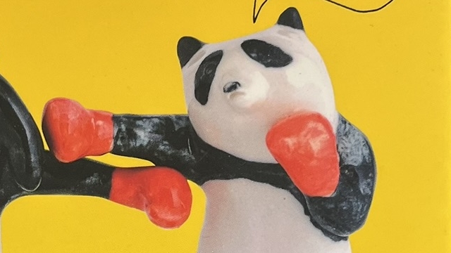 『もしもし動物会議』の本の表紙です。パンダがボクシングしている置物が写っています。
