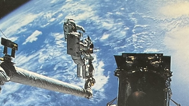 『ハッブル宇宙望遠鏡』の本の表紙です。宇宙で船外作業をしている宇宙飛行士の写真が載っています。