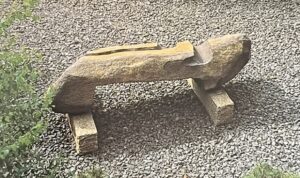 『NOGUCHI RETROSPECTIVE 1992 イサム・ノグチ展』の図録のページのsyサインです。枯山水の石の彫刻が写っています。