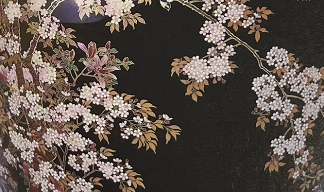 『並河靖之七宝』の図録の表紙の写真です。並河靖之の桜の花の七宝の壺の写真です。