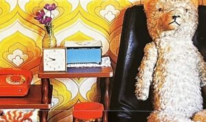 『共産主婦』の本の表紙です。お部屋のかわいいモノや雑貨が写っています。
