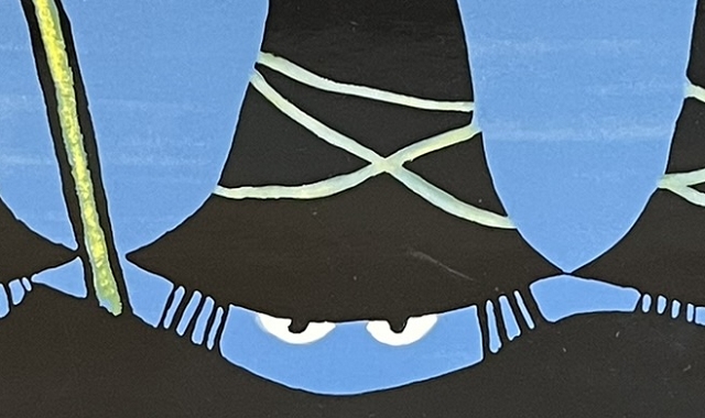 『すてきな三にんぐみ』の絵本の表紙です。黒い帽子をかぶった三にんぐみの男の顔が描かれています。