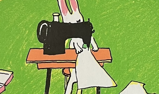 『わたしのワンピース』の絵本の表紙です。ウサギさんがミシンでワンピースを縫っている絵が描かれています。